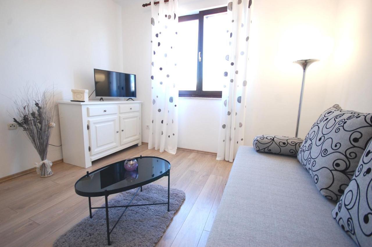 Apartment Margareta By El-Pi Tours Njivice Exterior photo